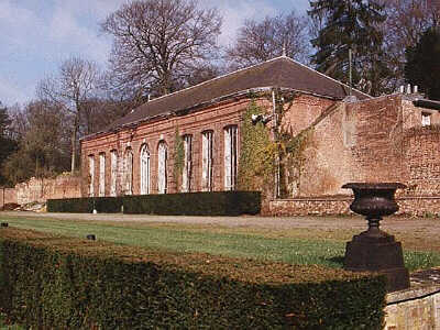 Ce bâtiment borde l'ancien jardin potager, transformé dans les années soixante en roseraie. Il s'agit de l'Orangerie.